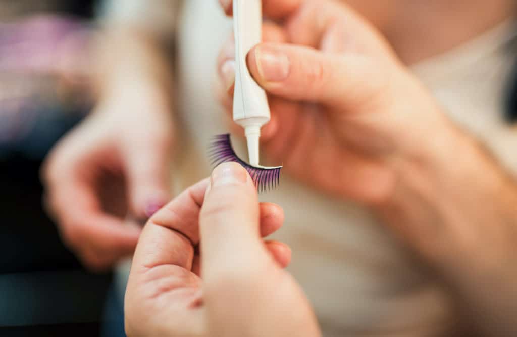 Best Alternative To Eyelash Glue - Beautygab