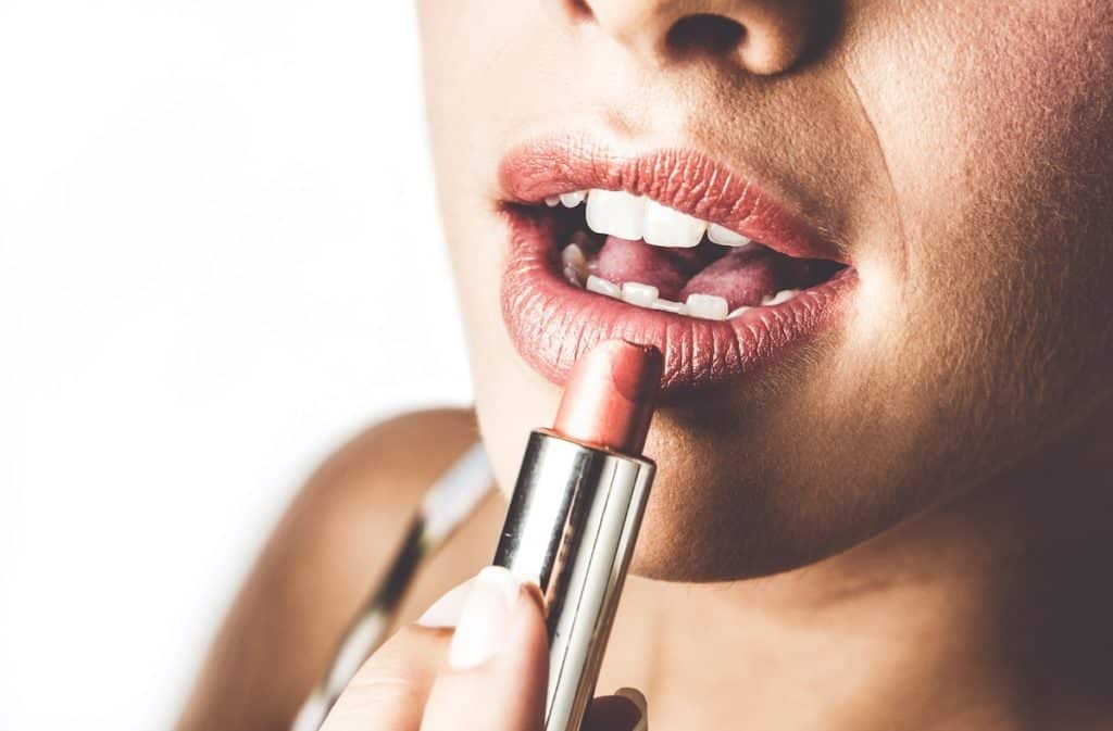 Lipstick Gets Clumpy On Lips - Beautygab