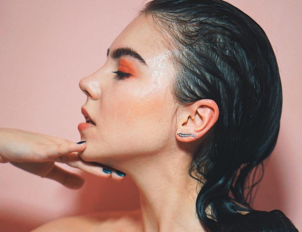 Should I Wet My Hair Every Day? - Beautygab