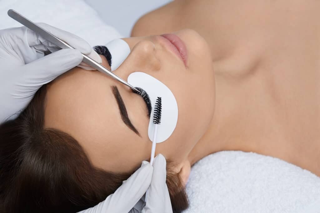 Signs Of Bad Eyelash Extensions - Beautygab
