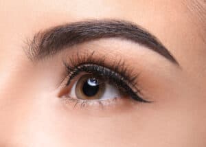 Young woman with beautiful eyebrow, closeup - Beautygab