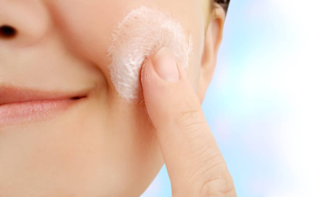 Best Moisturizer For Fungal Acne - Beautygab Woman Applying Moisturizer