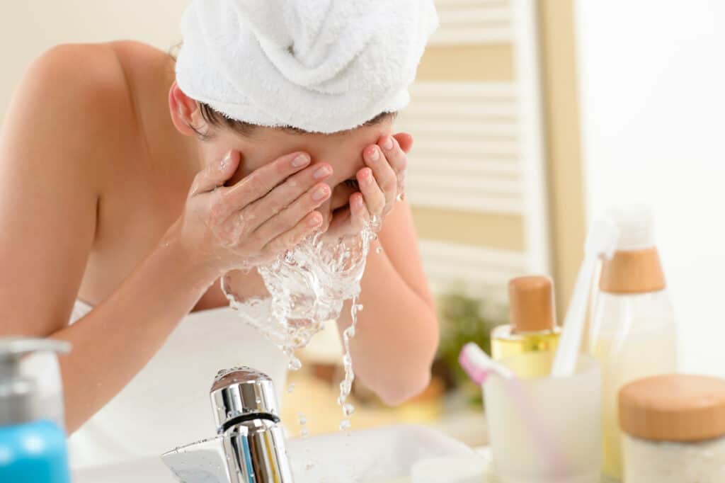 Washing Your Face With Just Water In The Morning - Beautygab