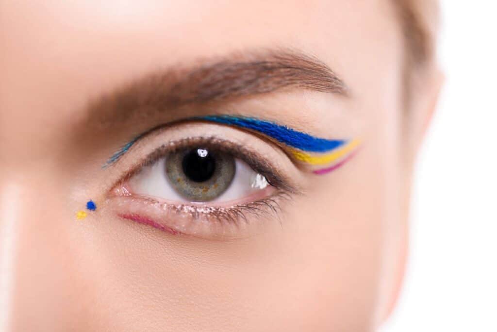 Graphic-Liner - Beautygab Graphic liner in shades of blue, yellow, and pink in crease.