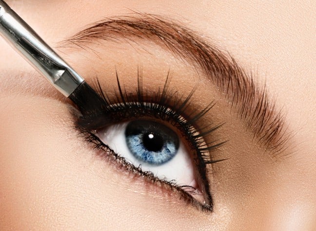 Makeup applying closeup. Eyeliner. Cosmetic eyeshadows - Beautygab