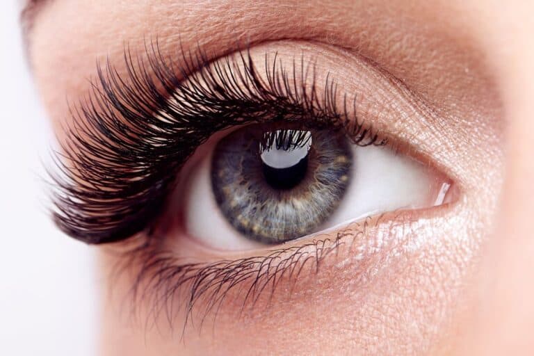 Clear Magnetic Eyeliner (Do They Work + The Best To Buy)