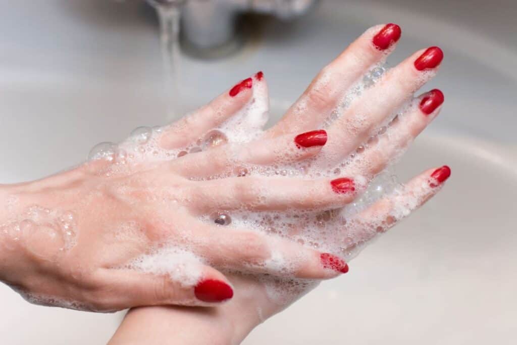 can you shower with press on nails - Beautygab