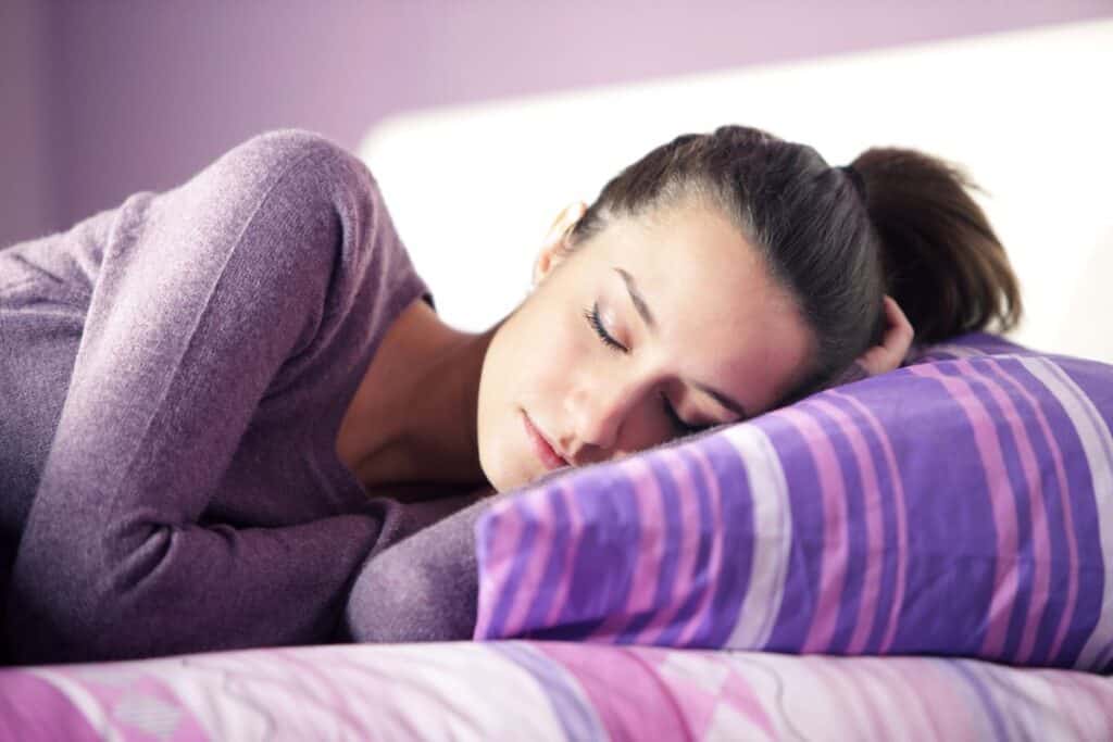 can you sleep with fake eyelashes on - Beautygab