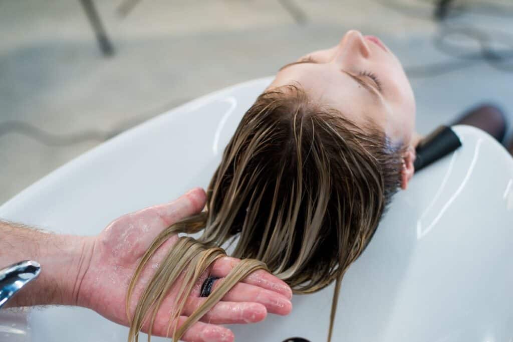 How To Moisturize Scalp Without Making Hair Greasy - Beautygab