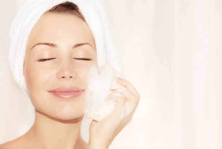 7 Best Aloe Face Washes (+ How To Make Your Own)